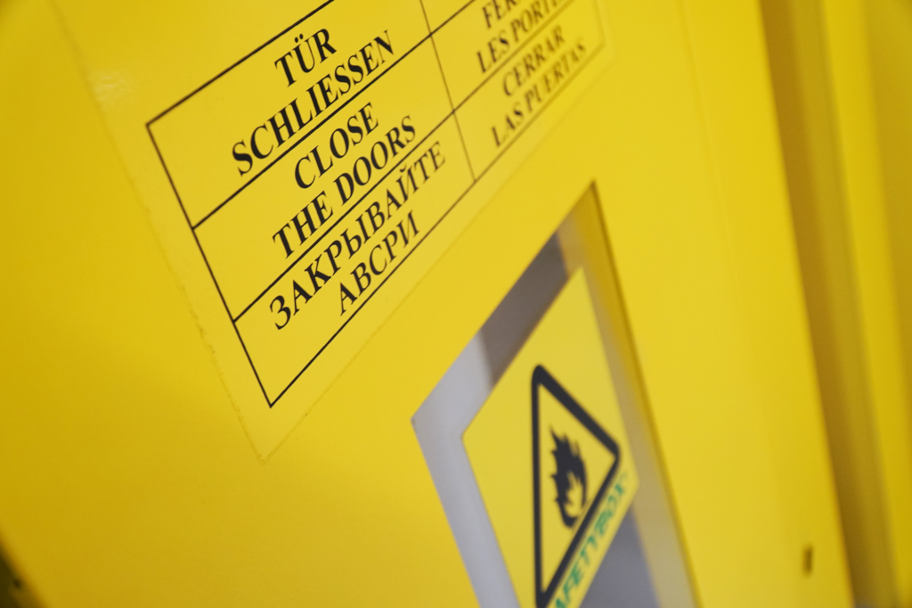 Ryzyko czy niebezpieczeństwo? Strategie zarządzania cieczami łatwopalnymi w laboratorium